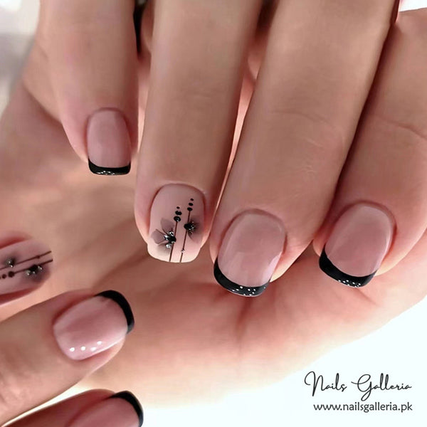 Chic Contrast – Press-On Nails (24 Pcs) - Free Nail Kit Included