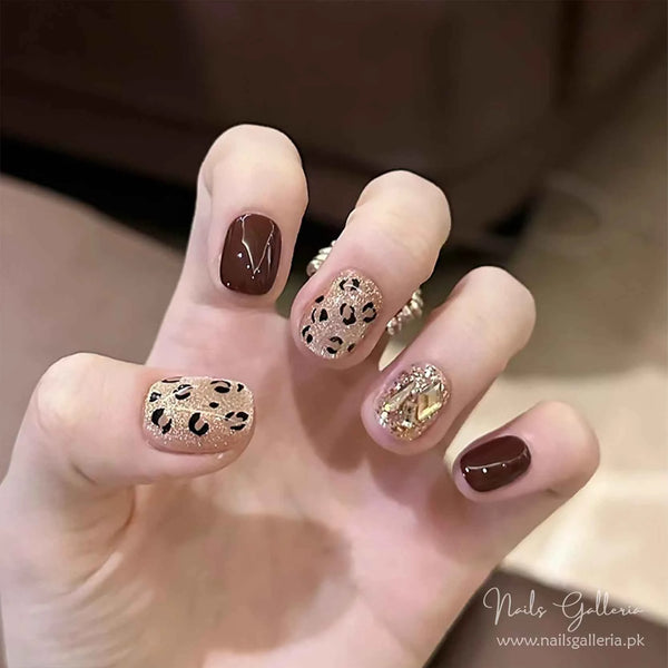 🐆 Chic Leopard & Glitter Nail Design