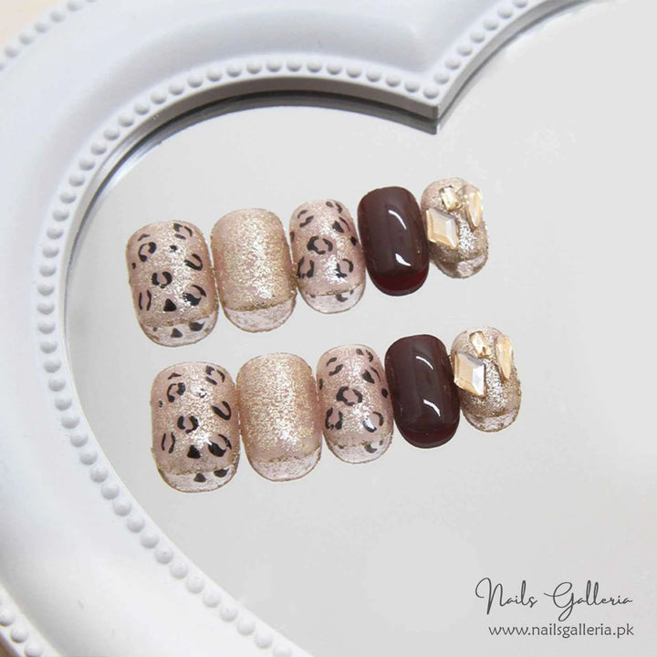 🐆 Chic Leopard & Glitter Nail Design