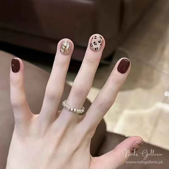🐆 Chic Leopard & Glitter Nail Design