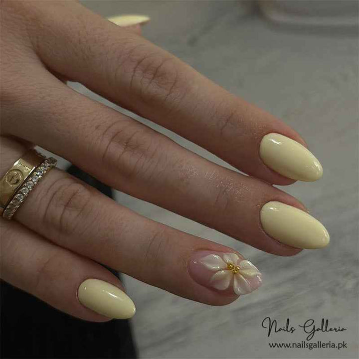 🌼✨ Creamy Blossom – Press-On Nails (24Pcs) - Free Nail Kit Included