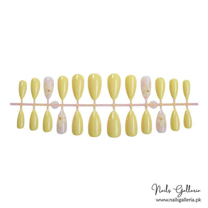 🌼✨ Creamy Blossom – Press-On Nails (24Pcs) - Free Nail Kit Included