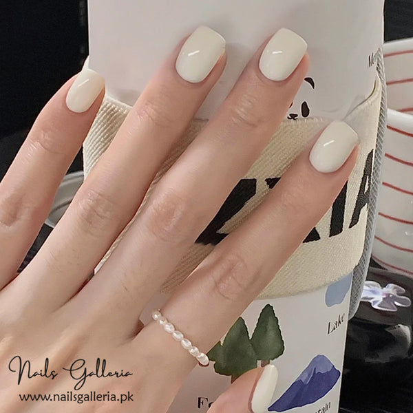 Creamy White Simplicity – Press-On Nails (24 Pcs) - Free Nail Kit Included