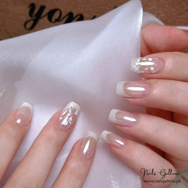 🌸 Delicate Bloom – Press-On Nails (24 Pcs) - Free Nail Kit Included