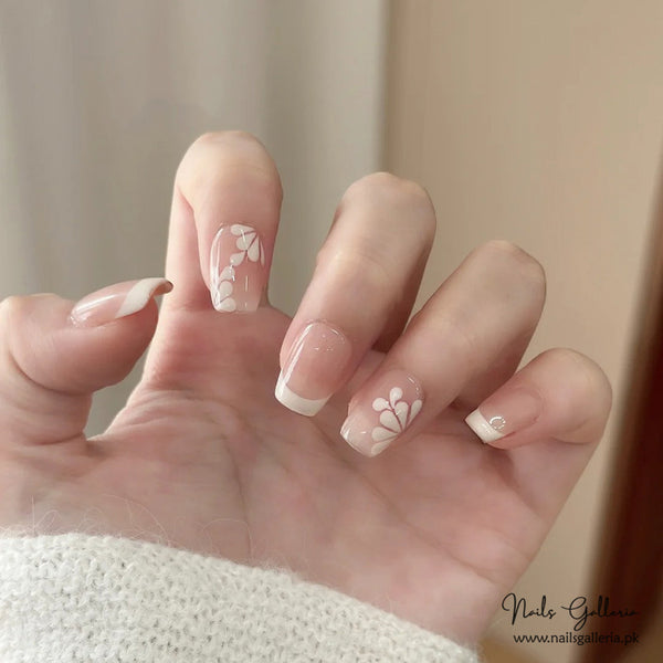 🌸 Delicate Petals – Press-On Nails (24 Pcs) - Free Nail Kit Included