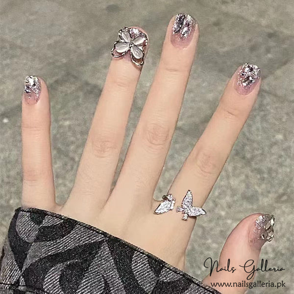 🦋 Elegance in Bloom – Press-On Nails (24 Pcs) - Free Nail Kit Included